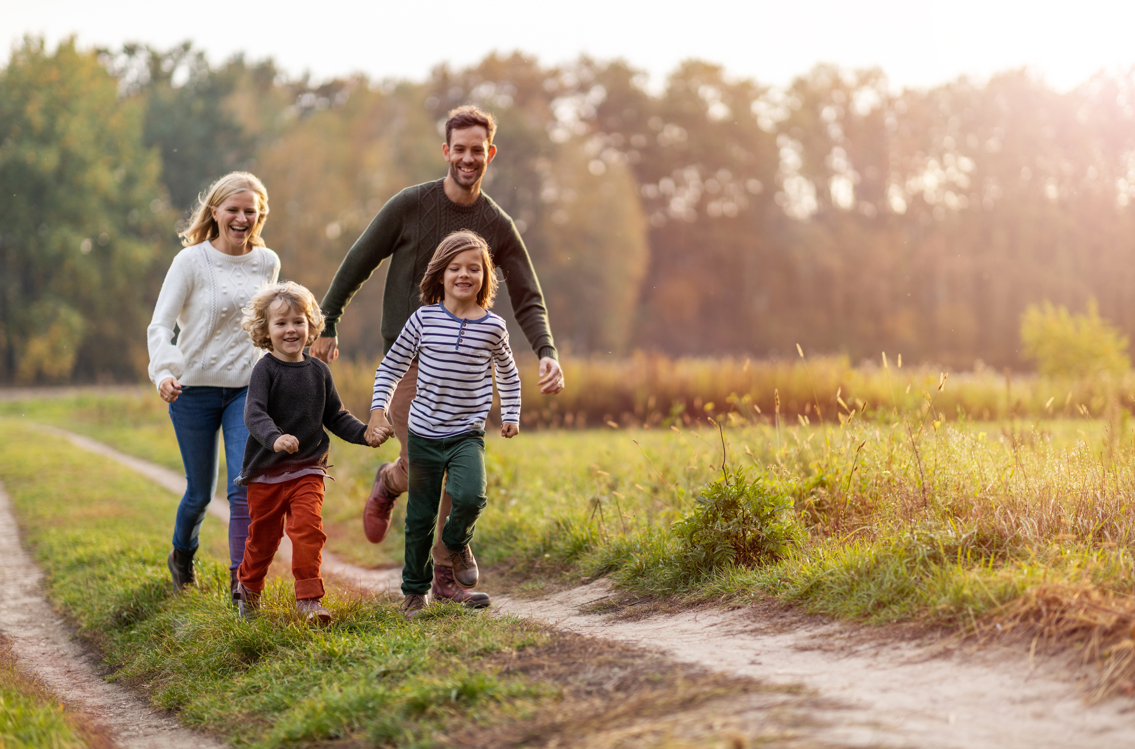 heletelefon - familie løper ute iStock-1182904348.jpg